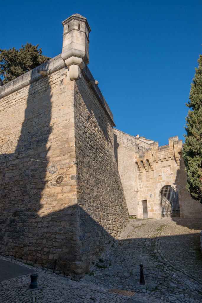 L’imposante entrée du château d’Ansouis, profondément remaniée au XVIe siècle.